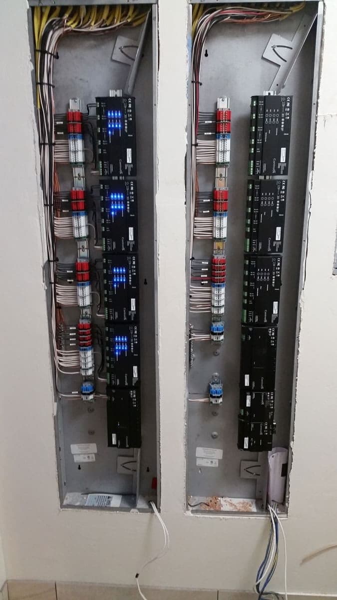 Low-voltage distribution panel with organised colour-coded cable runs